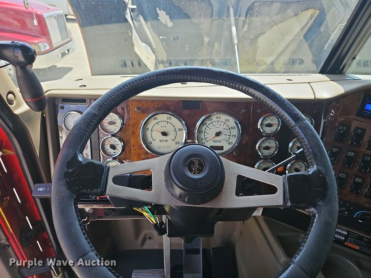 image for item EH5517 2008 International  9200i  semi truck