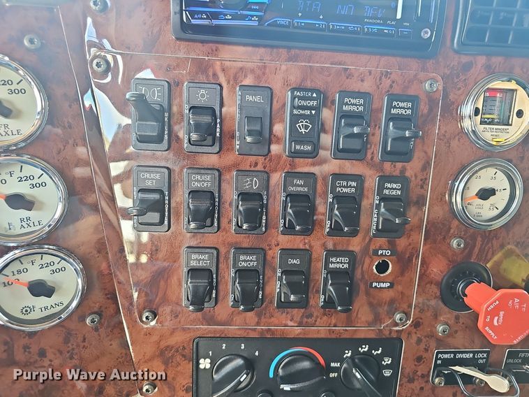 image for item EH5517 2008 International  9200i  semi truck