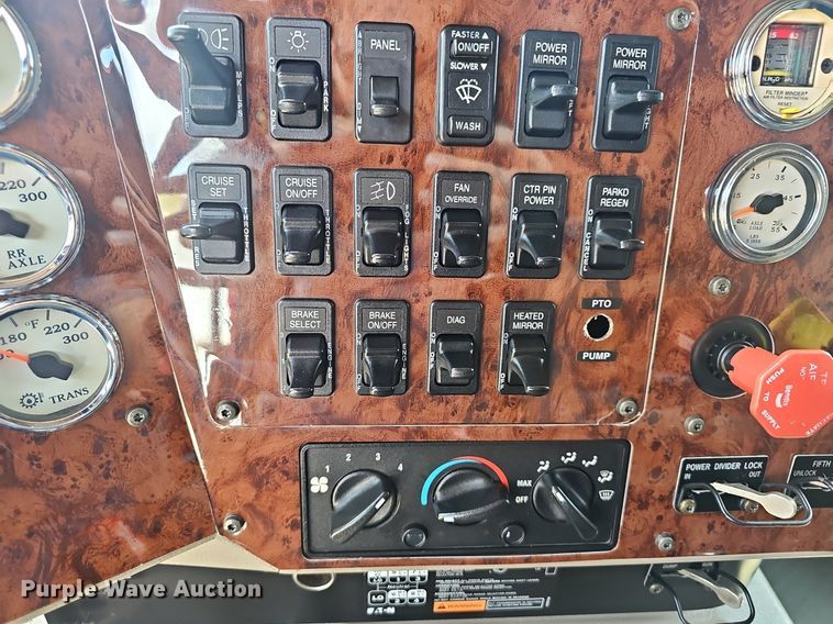 image for item EH5517 2008 International  9200i  semi truck