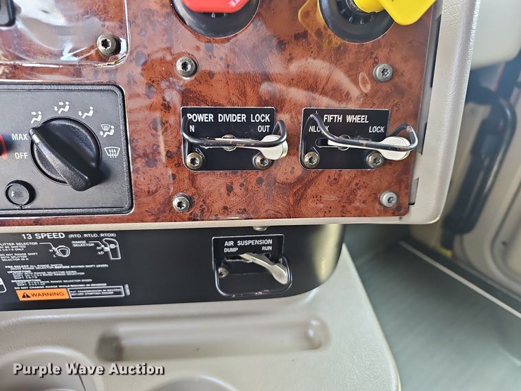 image for item EH5517 2008 International  9200i  semi truck