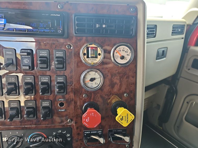 image for item EH5517 2008 International  9200i  semi truck