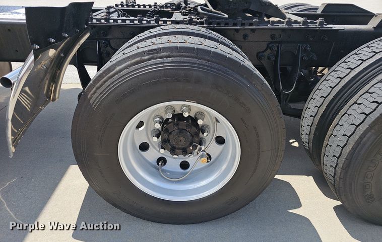 image for item EH5517 2008 International  9200i  semi truck