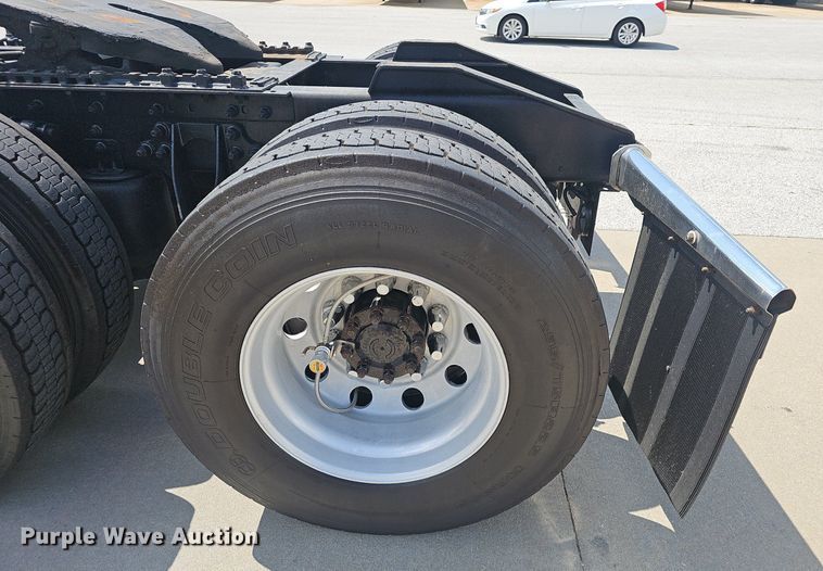 image for item EH5517 2008 International  9200i  semi truck