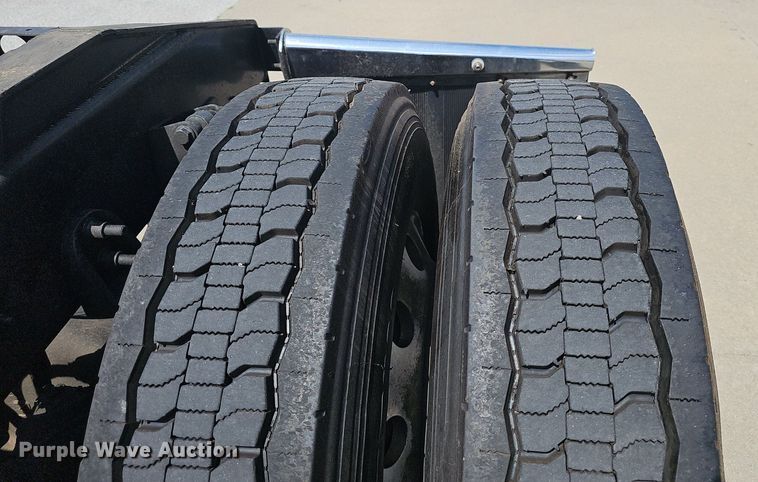 image for item EH5517 2008 International  9200i  semi truck