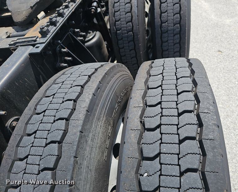 image for item EH5517 2008 International  9200i  semi truck