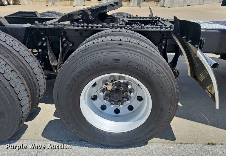 image for item EH5517 2008 International  9200i  semi truck