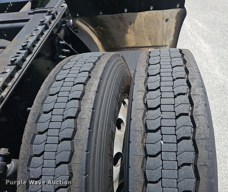 image for item EH5517 2008 International  9200i  semi truck