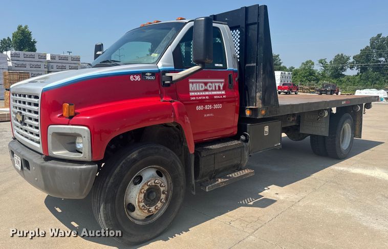 image for item EH6833 2007 Chevrolet  C7500 flatbed truck