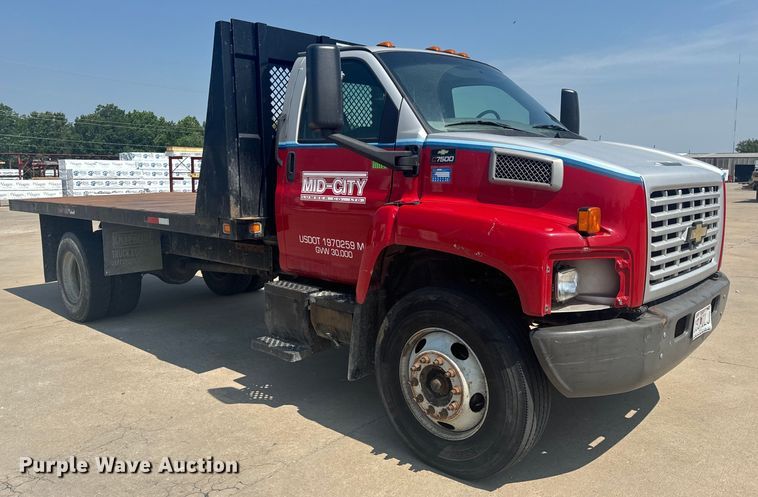 image for item EH6833 2007 Chevrolet  C7500 flatbed truck