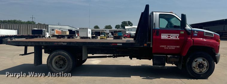 image for item EH6833 2007 Chevrolet  C7500 flatbed truck