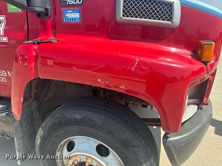 image for item EH6833 2007 Chevrolet  C7500 flatbed truck