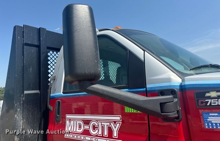 image for item EH6833 2007 Chevrolet  C7500 flatbed truck