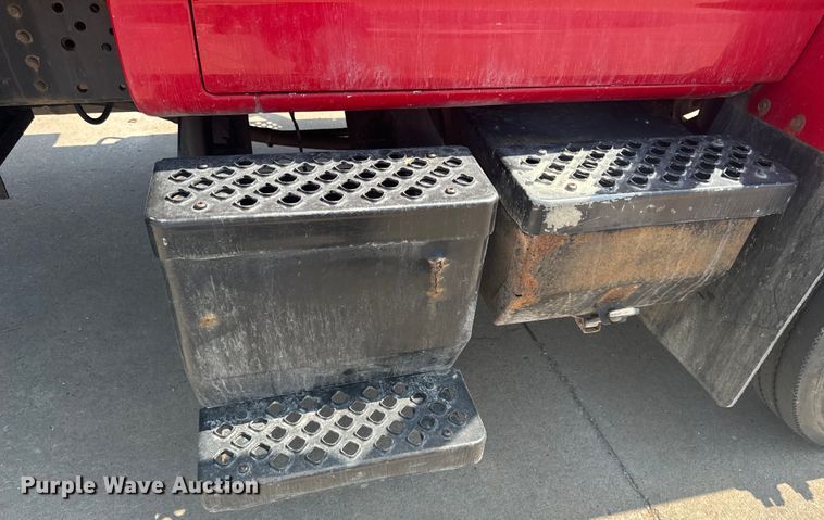 image for item EH6833 2007 Chevrolet  C7500 flatbed truck