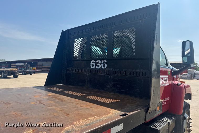 image for item EH6833 2007 Chevrolet  C7500 flatbed truck