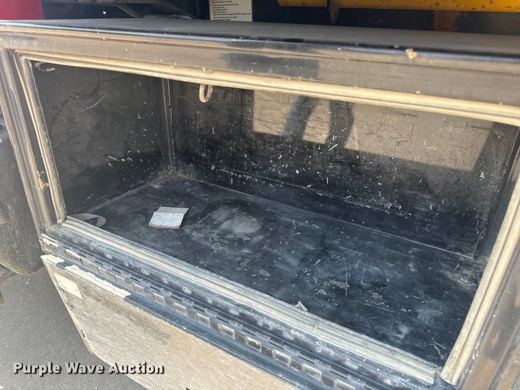 image for item EH6833 2007 Chevrolet  C7500 flatbed truck