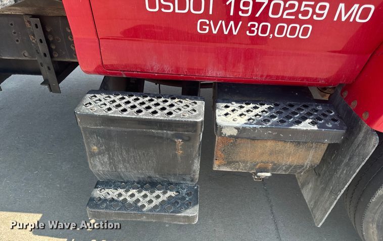 image for item EH6833 2007 Chevrolet  C7500 flatbed truck