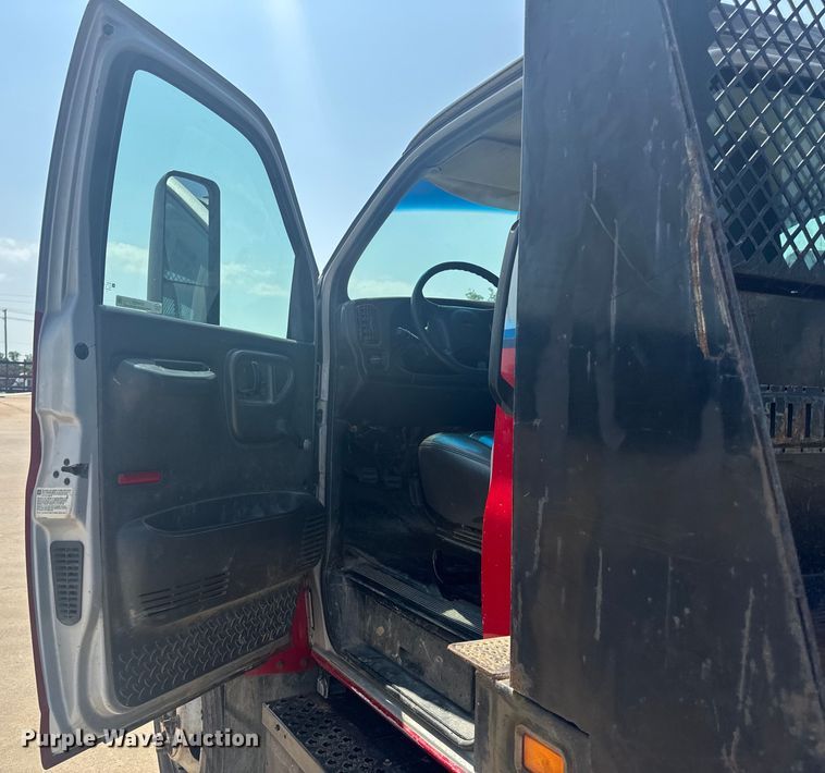 image for item EH6833 2007 Chevrolet  C7500 flatbed truck