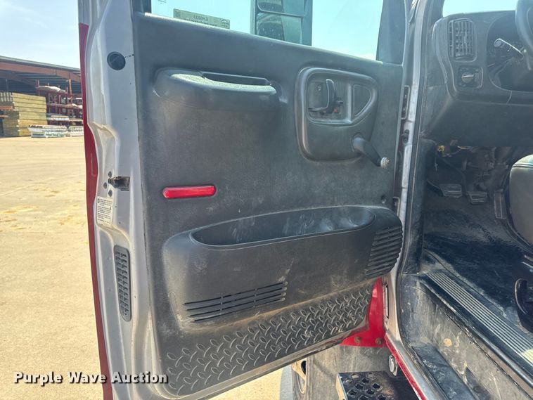 image for item EH6833 2007 Chevrolet  C7500 flatbed truck