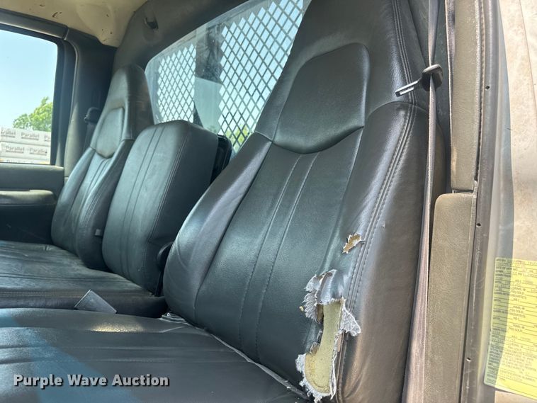 image for item EH6833 2007 Chevrolet  C7500 flatbed truck