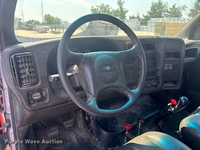 image for item EH6833 2007 Chevrolet  C7500 flatbed truck