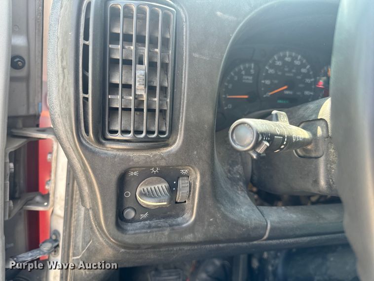 image for item EH6833 2007 Chevrolet  C7500 flatbed truck