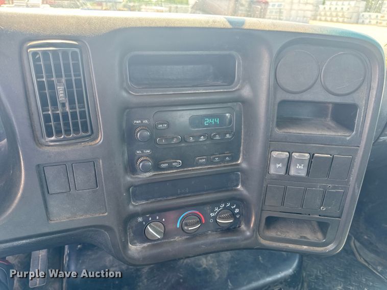 image for item EH6833 2007 Chevrolet  C7500 flatbed truck