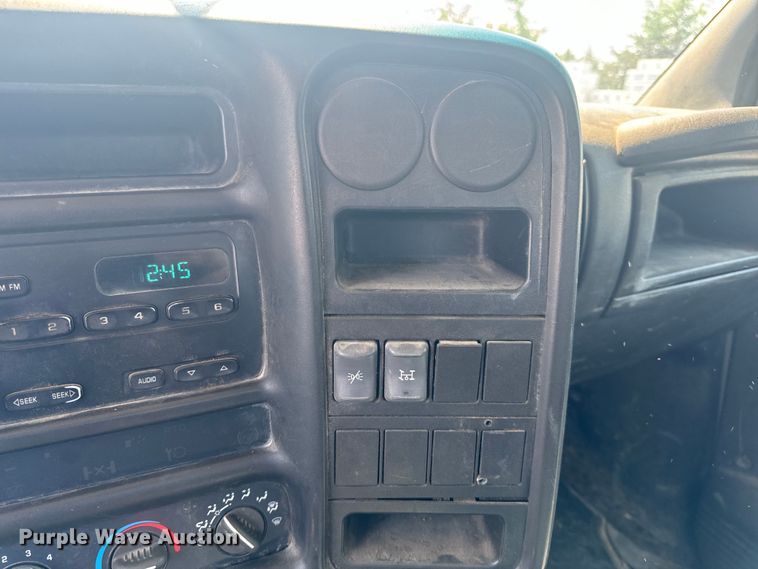 image for item EH6833 2007 Chevrolet  C7500 flatbed truck