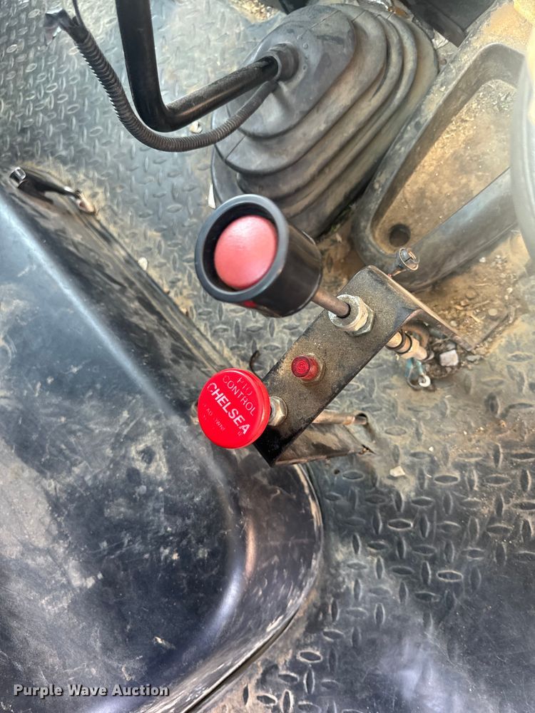 image for item EH6833 2007 Chevrolet  C7500 flatbed truck