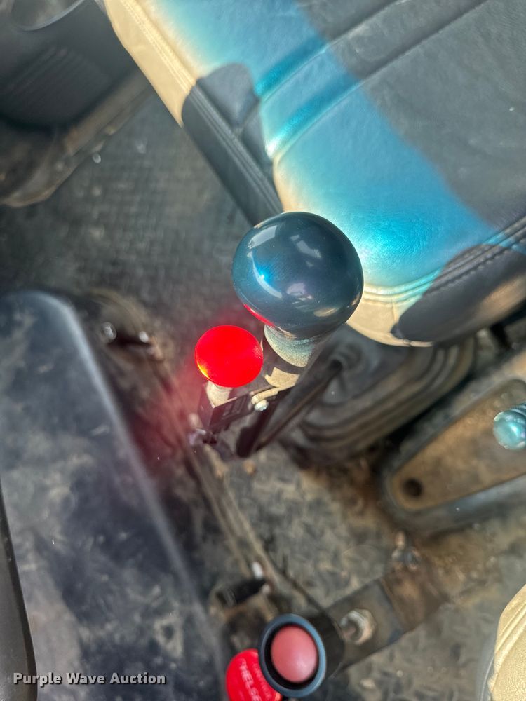 image for item EH6833 2007 Chevrolet  C7500 flatbed truck