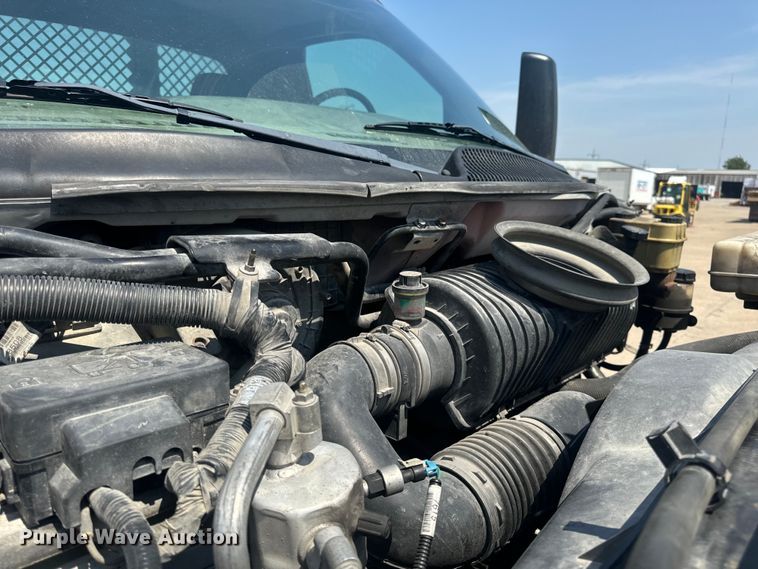 image for item EH6833 2007 Chevrolet  C7500 flatbed truck