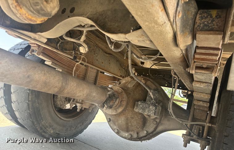 image for item EH6833 2007 Chevrolet  C7500 flatbed truck