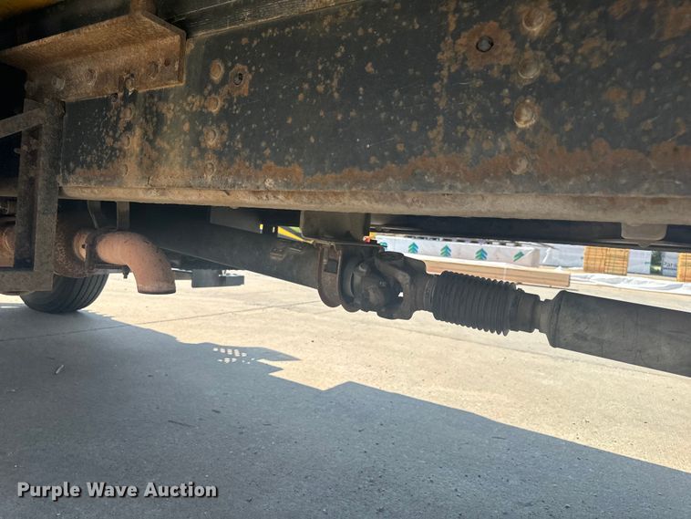 image for item EH6833 2007 Chevrolet  C7500 flatbed truck