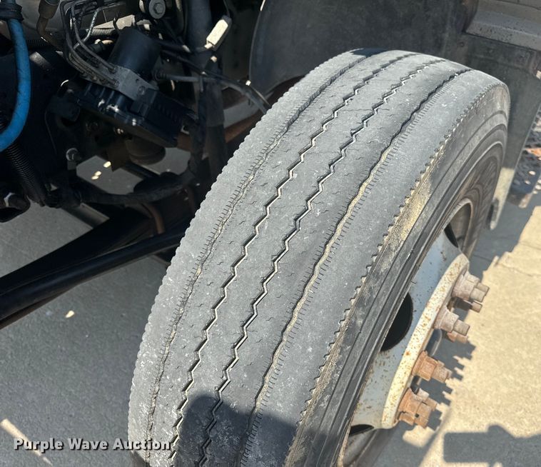 image for item EH6833 2007 Chevrolet  C7500 flatbed truck