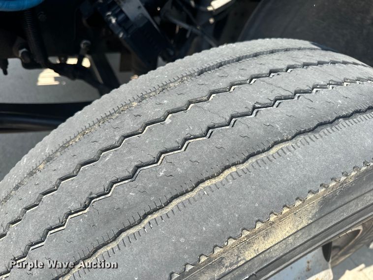 image for item EH6833 2007 Chevrolet  C7500 flatbed truck