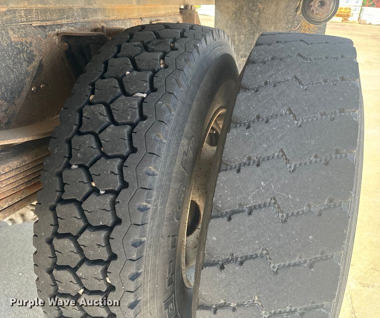 image for item EH6833 2007 Chevrolet  C7500 flatbed truck