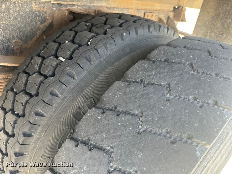 image for item EH6833 2007 Chevrolet  C7500 flatbed truck