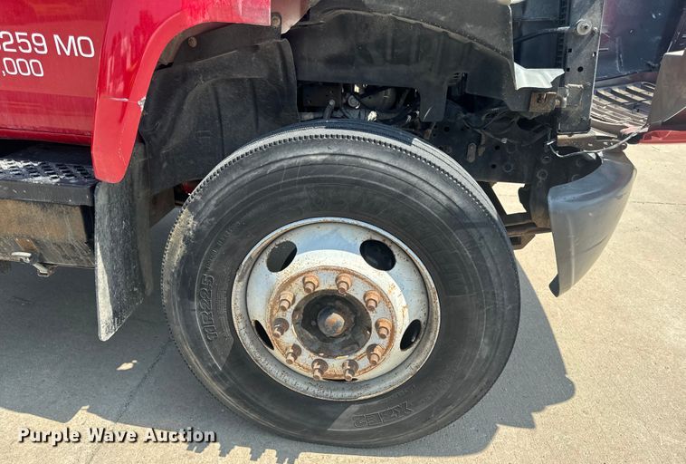 image for item EH6833 2007 Chevrolet  C7500 flatbed truck