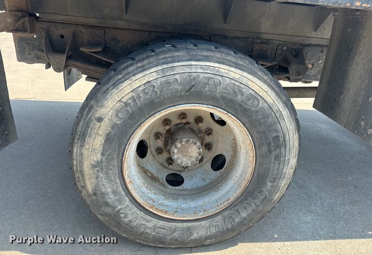 image for item EH6833 2007 Chevrolet  C7500 flatbed truck