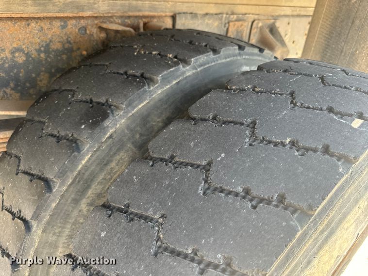 image for item EH6833 2007 Chevrolet  C7500 flatbed truck