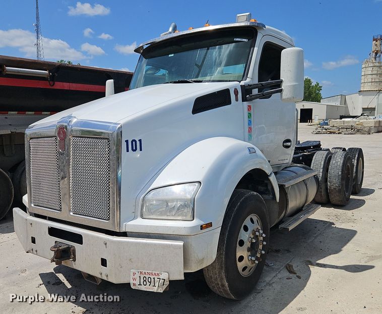 image for item EI3886 2016 Kenworth  T880 semi truck