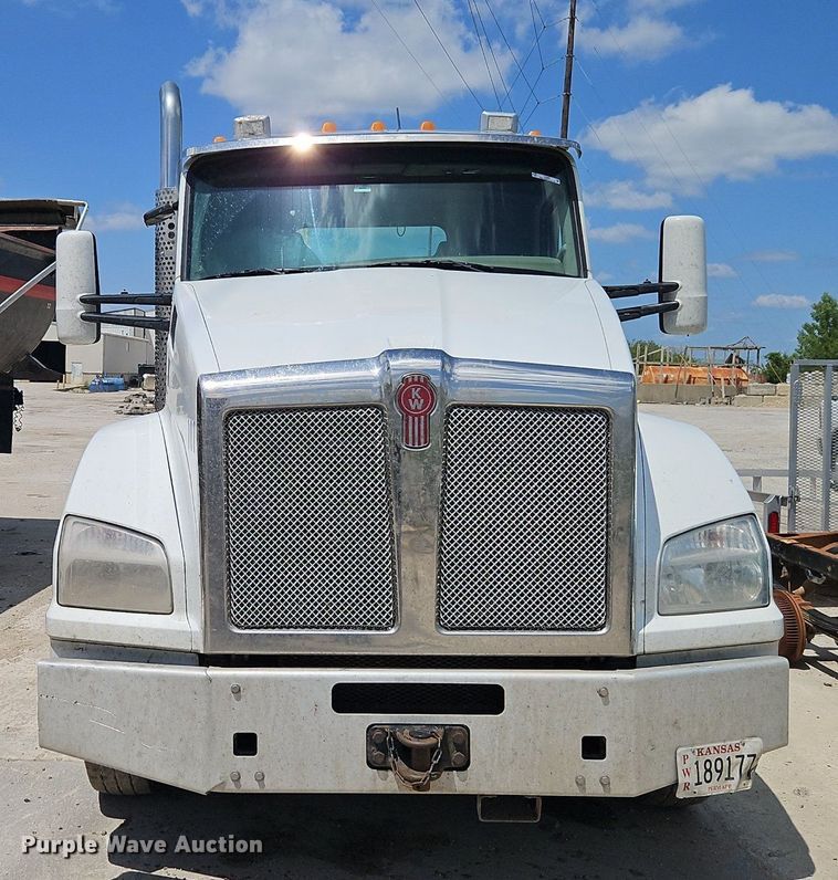 image for item EI3886 2016 Kenworth  T880 semi truck