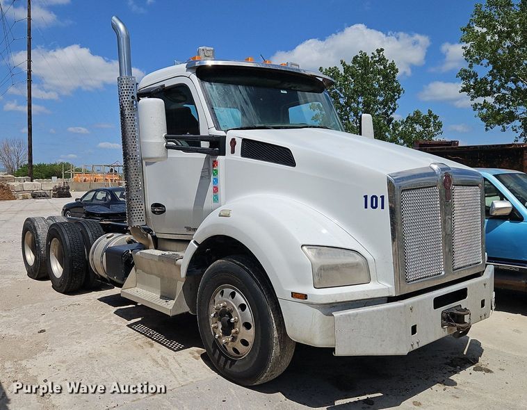 image for item EI3886 2016 Kenworth  T880 semi truck