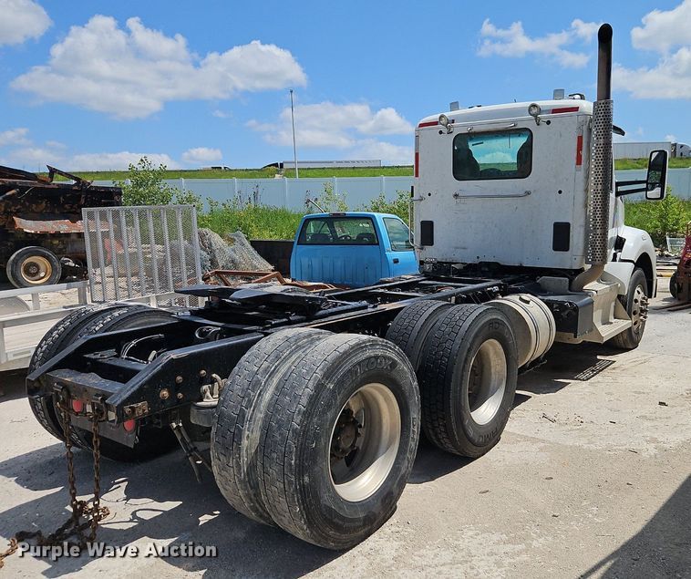 image for item EI3886 2016 Kenworth  T880 semi truck