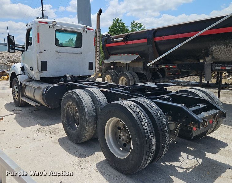 image for item EI3886 2016 Kenworth  T880 semi truck