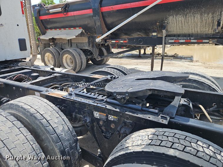 image for item EI3886 2016 Kenworth  T880 semi truck