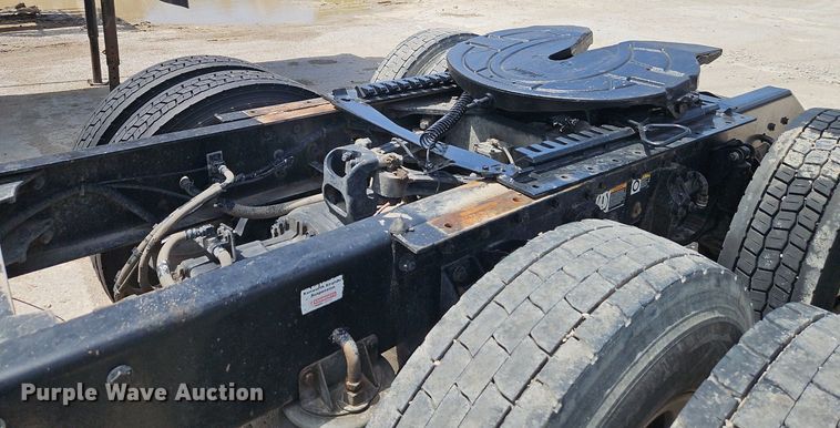 image for item EI3886 2016 Kenworth  T880 semi truck