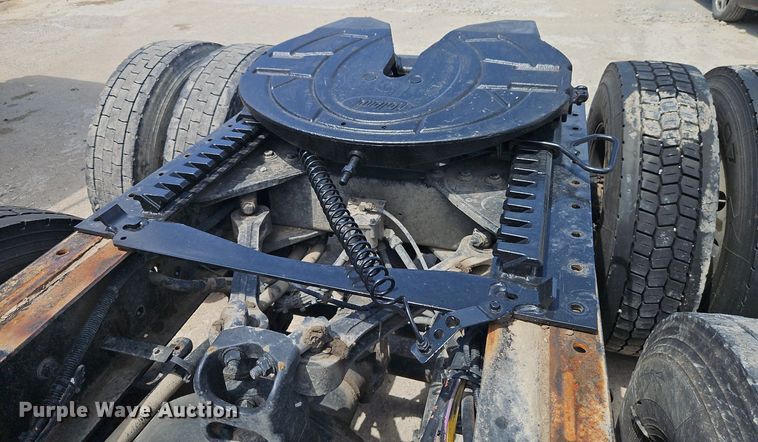 image for item EI3886 2016 Kenworth  T880 semi truck