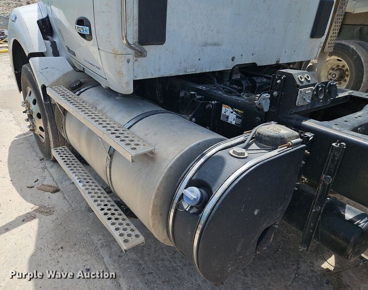 image for item EI3886 2016 Kenworth  T880 semi truck