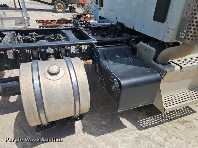 image for item EI3886 2016 Kenworth  T880 semi truck