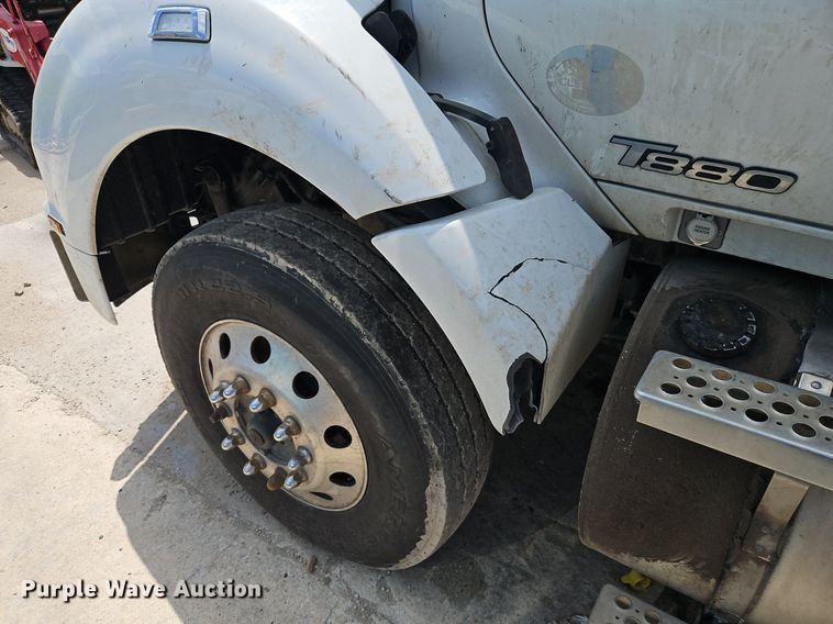 image for item EI3886 2016 Kenworth  T880 semi truck